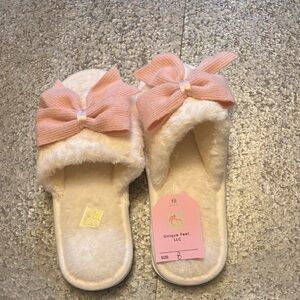 NWT Women’s Unique Feet House Shoes With Pink Bows Size 8 MSRP $25
